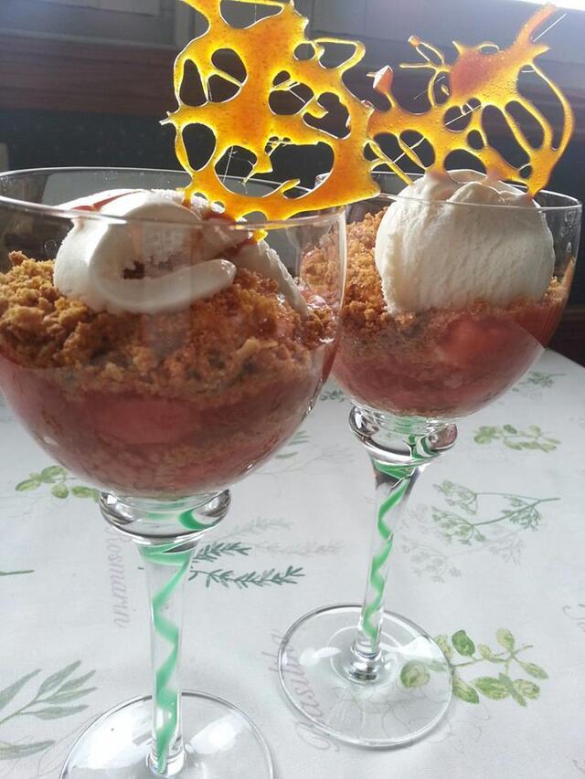 Lune rabarbra og jordbær syltetøy med knust søt havrekjeks,krem og vaniljeis med knekk på toppen!