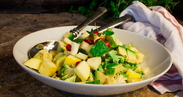 Hvorfor brokkoli er en supergrønnsak og hvordan den kan serveres som salat til dagens middag!