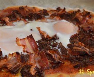 Pizza med egg og bacon