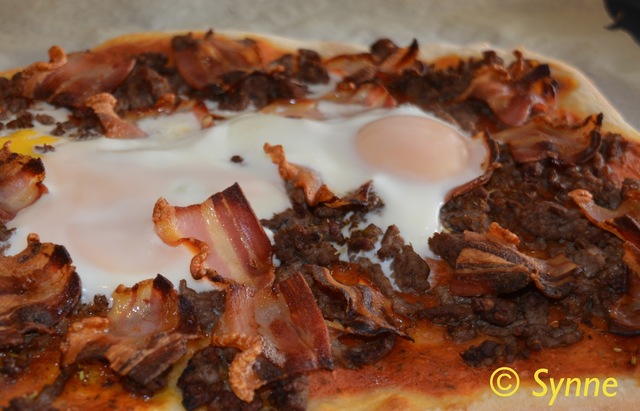 Pizza med egg og bacon