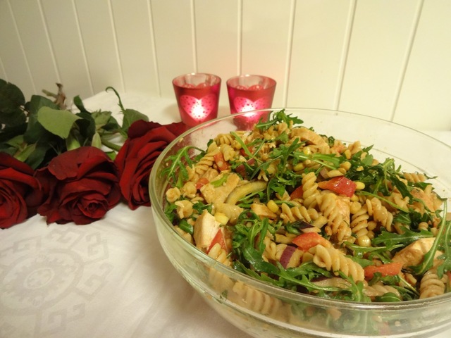 Kyllingsalat med linser, pasta & rød pesto