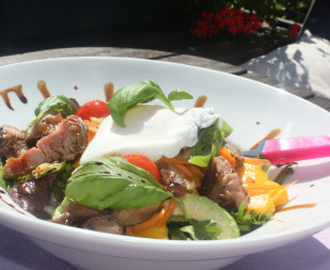 Sommersalat med posjert egg