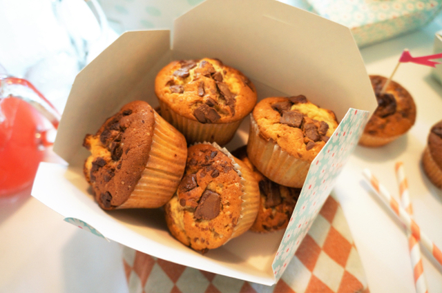 Picnic med muffins med sjokoladebiter