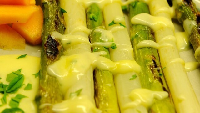 Grønn og hvit asparges med aioli