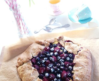 Bringebær- og blåbærgalette med vaniljekrem (blueberry galette)