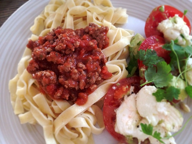 Pasta med kjøttsaus og tomatsalat