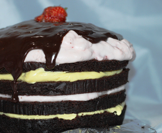 Sjokoladekake med sitronkrem og jordbærmousse. Toppet med sjokoladeganache...