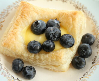 Vanilla cream and blueberries with puff pastry