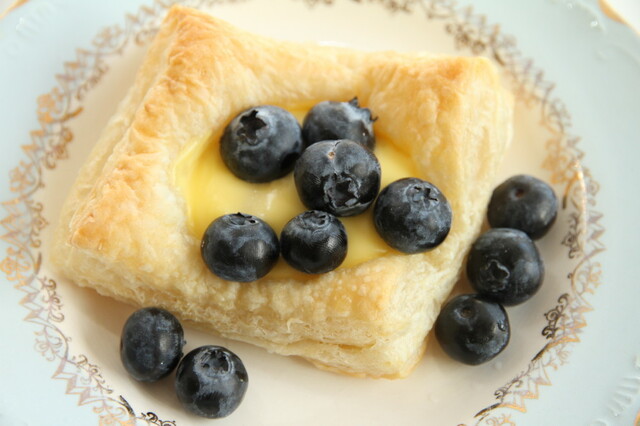 Vanilla cream and blueberries with puff pastry