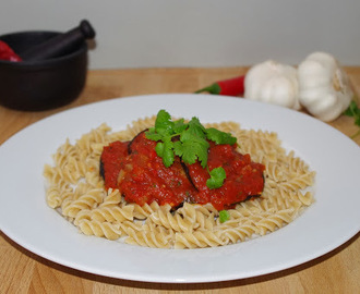 Pasta med stekt aubergin og tomatsaus