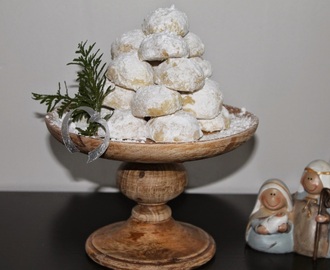Almond cookies  (Russian tea cakes)