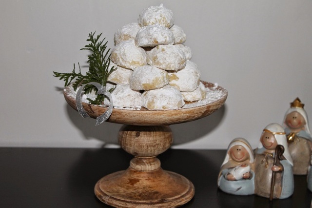 Almond cookies  (Russian tea cakes)