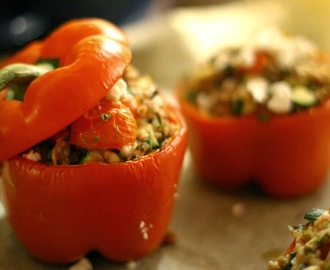 Bakt paprika med ris og grønnsaks fyll.