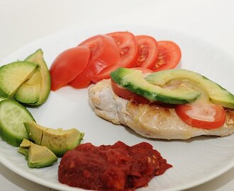 Kylling med avokado, tomat og chilisaus