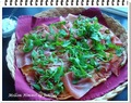 Pizza med serranoskinke og ruccolasalat