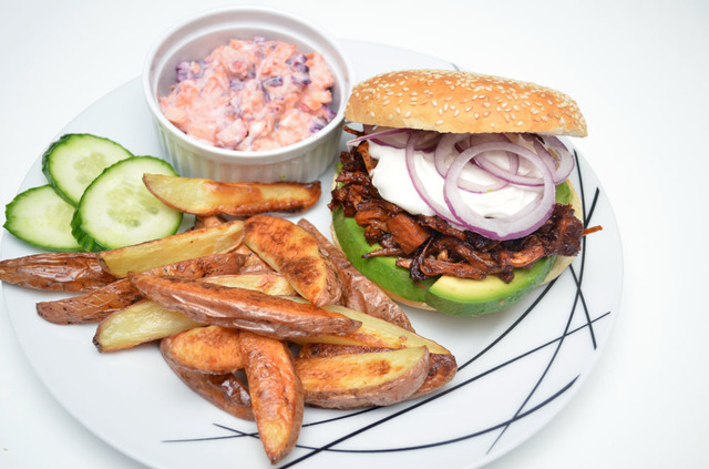 BBQ pulled jackfruit-burger med coleslaw og båtpoteter