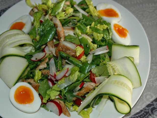 Kyllingsalat med smilende egg, squash snurrer og tomat/yoghurtkrem