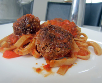 Pasta med italienske kødboller og tomatsauce