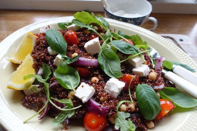 Varm quinoasalat med cherrytomater, kikerter og feta