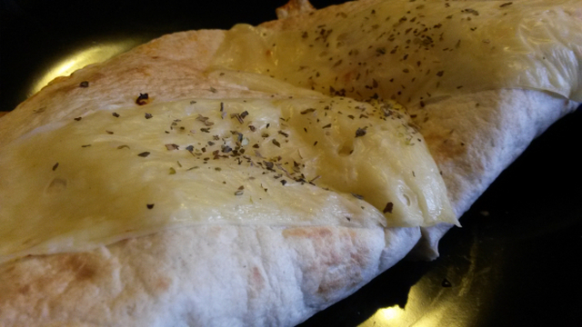 Hjemmelagd pizza og calzone. Ingen søl og ingen heving.