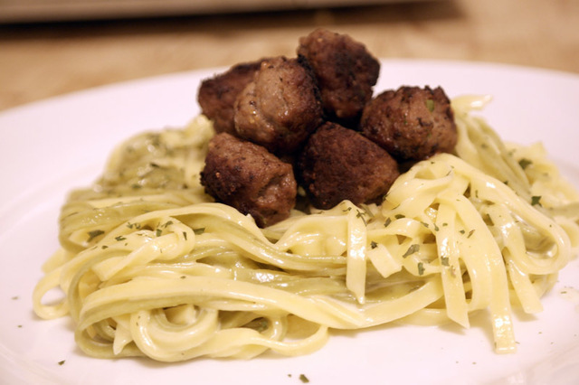 Fettuccine Alfredo med spicy kjøttboller