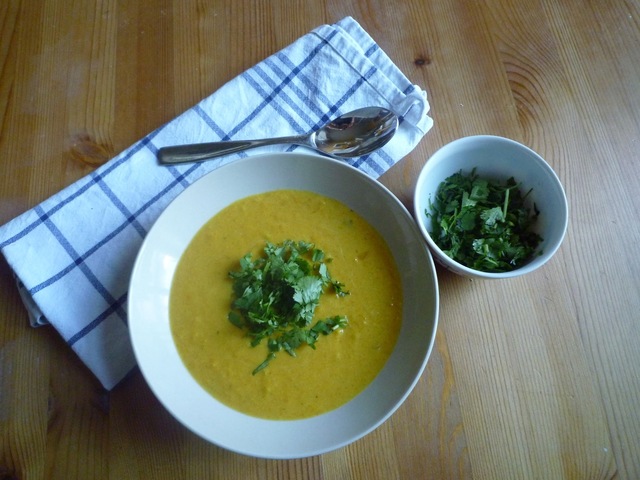 Søtpotet- og butternut squashsuppe med karri og kokosmelk