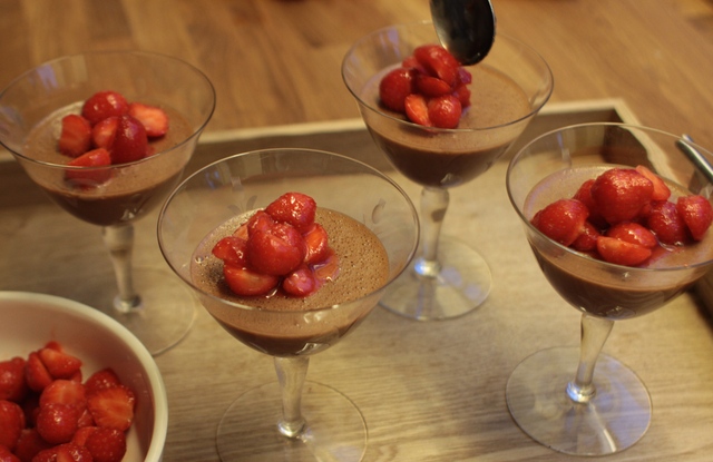 Sjokolademousse med jordbærtopping