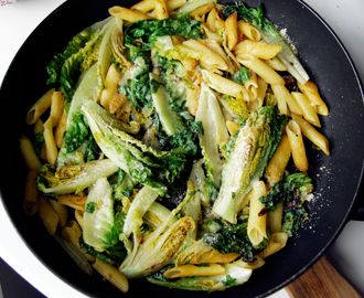 deilig stekt hjertebladsalat med sprø pasta