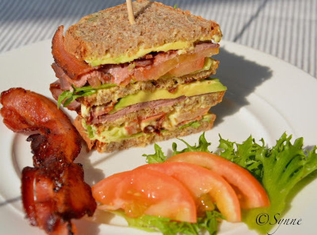 BLT-sandwich med roastbeef og pepperrotmajones