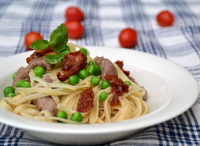 Krämig pasta med fläskkarré, ärtor & tomater
