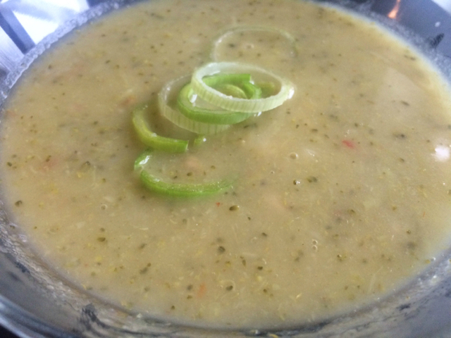 Kremet suppe med brokkoli, sellerirot og purreløk