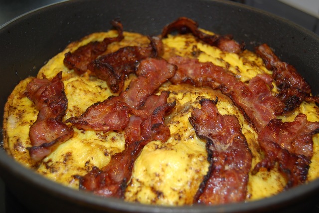 Dansk eggepannekake med bacon