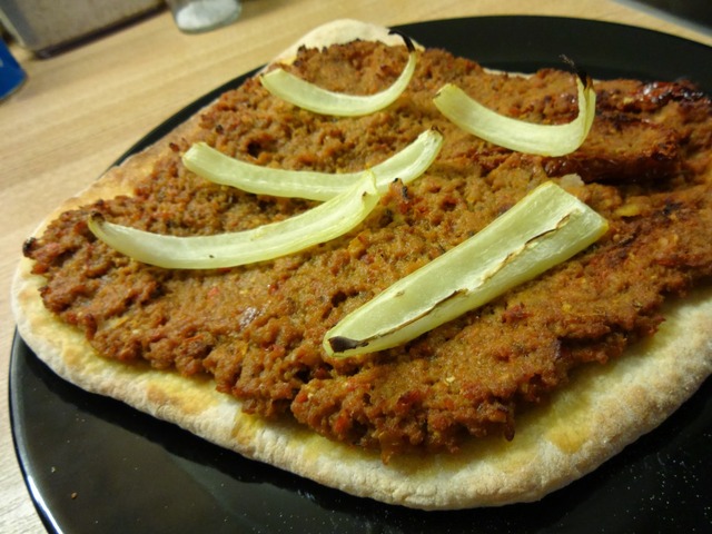 Lahmacun - pizzaavarten med deilig lammekjøtt og spennende krydder