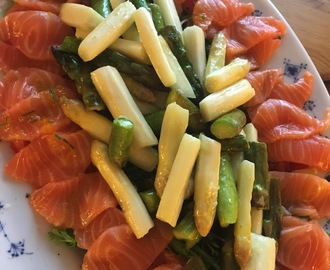 Asparges med sashimi og appelsindressing