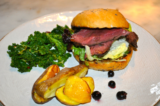 Burger med entrecote av elg og grønnkålsalat