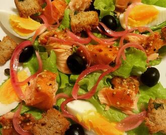 Salat med varmrøkt pepperlaks, egg, krutonger, syltet rødløk, oliven, kapers og sennep-vinaigrette !