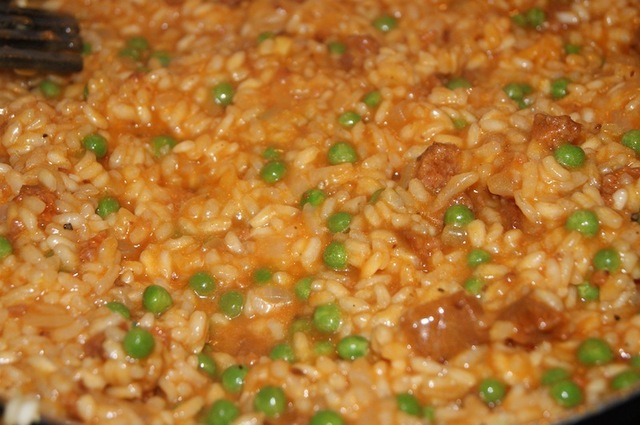 Risotto med chorizo og erter toppet med smørstekt sopp