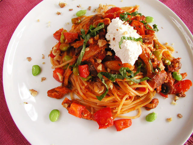 Sommer spagetti med enkel vegansk ricotta