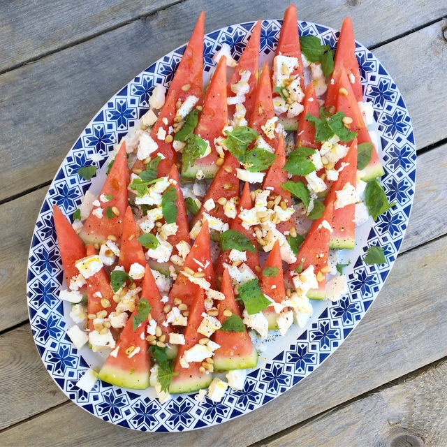 Vannmelonsalat med feta, mynte og pinjekjerner