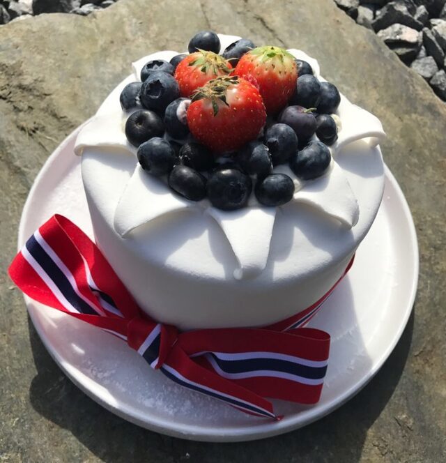 17. mai kake med sukkerpasta og bær!