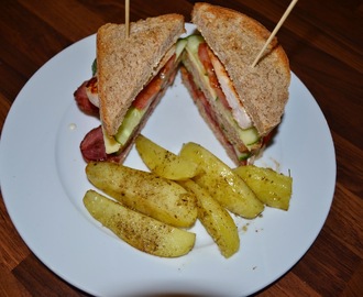 Club Sandwich med ovnsbakte poteter