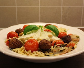 Spaghettini med bakt tomat og middagsboller