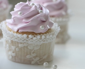 Simple White Lemon  Cupcakes