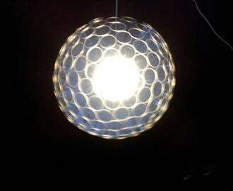 Lampe laget av engangsglass