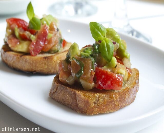 Tomatbruschetta med avokado- perfekt forrett eller ypperlig til matpakka