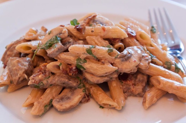 PASTA PENNE MED BIFFKJØTT I EN KREMET SOPPSAUS