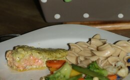 Grønnkålsalat med fetaost og laks