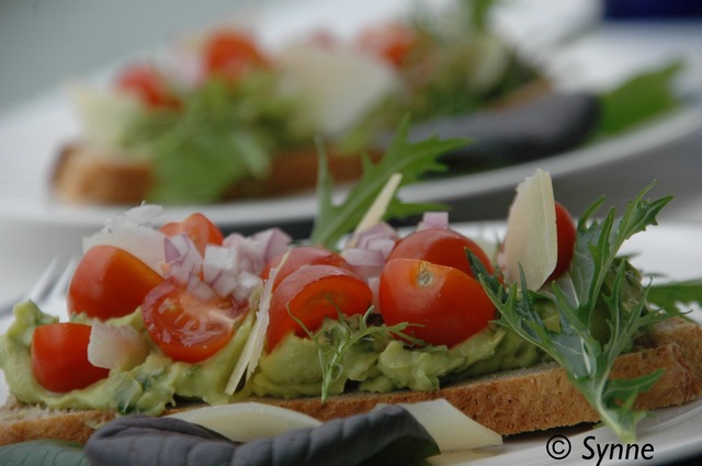 Bruchetta med avocado, tomat og rødløk