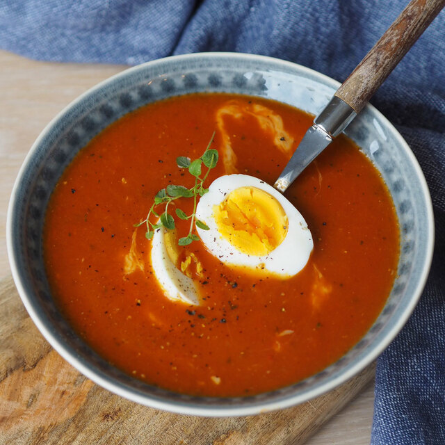 Klassisk tomatsuppe med egg og revet ost – Rask og sunn hverdagsmiddag!