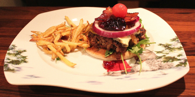 Hjemmelaget hamburger med blåmuggost, karamellisert løk, dulcitatomat, rødløk, ripsbærgele og pommes frites.